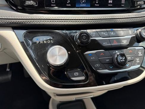 Used 2023 Chrysler Pacifica Touring-L AWD/4WD image 20