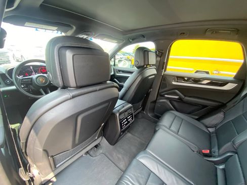 Used 2024 Porsche Cayenne AWD/4WD image 22