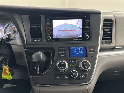 Used 2019 Toyota Sienna LE image 37