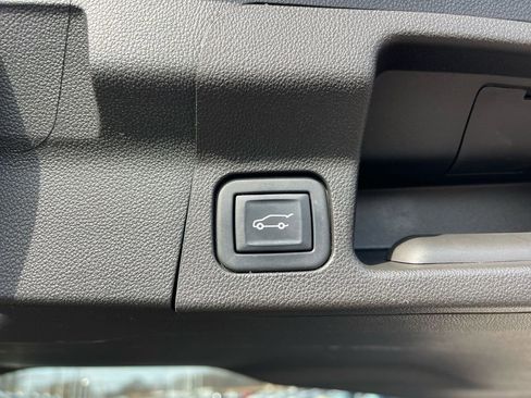 Used 2022 GMC Acadia SLE w/ Driver Convenience Package image 30