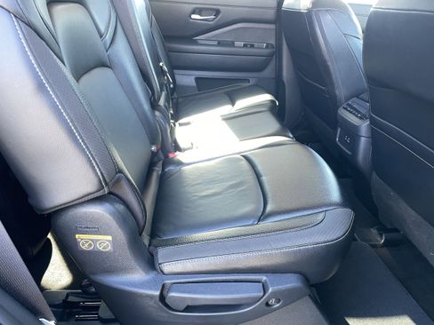 Used 2023 Nissan Pathfinder SL image 42