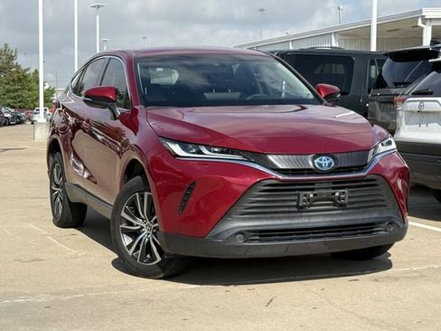 Used 2023 Toyota Venza LE AWD/4WD image 2