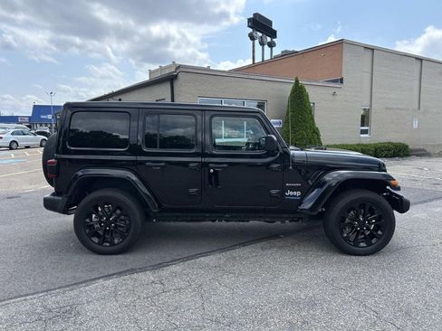 Used 2022 Jeep Wrangler Unlimited Sahara w/ Cold Weather Group AWD/4WD image 7