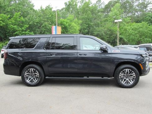 Used 2025 Chevrolet Suburban Z71 AWD/4WD image 2