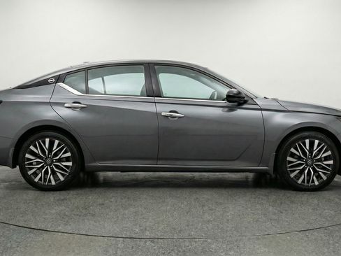 Used 2025 Nissan Altima 2.5 SV FWD image 11