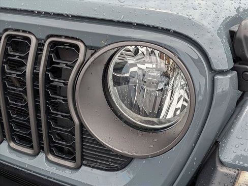 Used 2024 Jeep Gladiator Sport AWD/4WD image 2