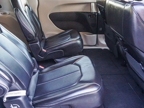 Used 2024 Chrysler Pacifica Touring-L image 14