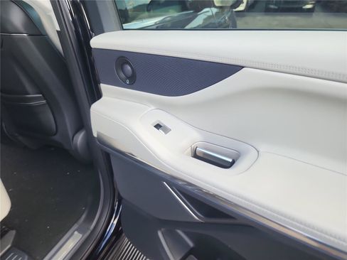 New 2026 Lincoln Navigator Premiere AWD/4WD image 21