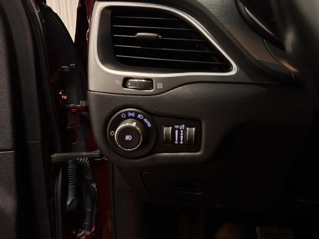 Used 2019 Jeep Cherokee Latitude Plus FWD image 27