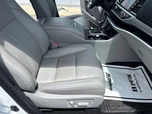 Used 2019 Toyota Highlander XLE AWD/4WD image 30