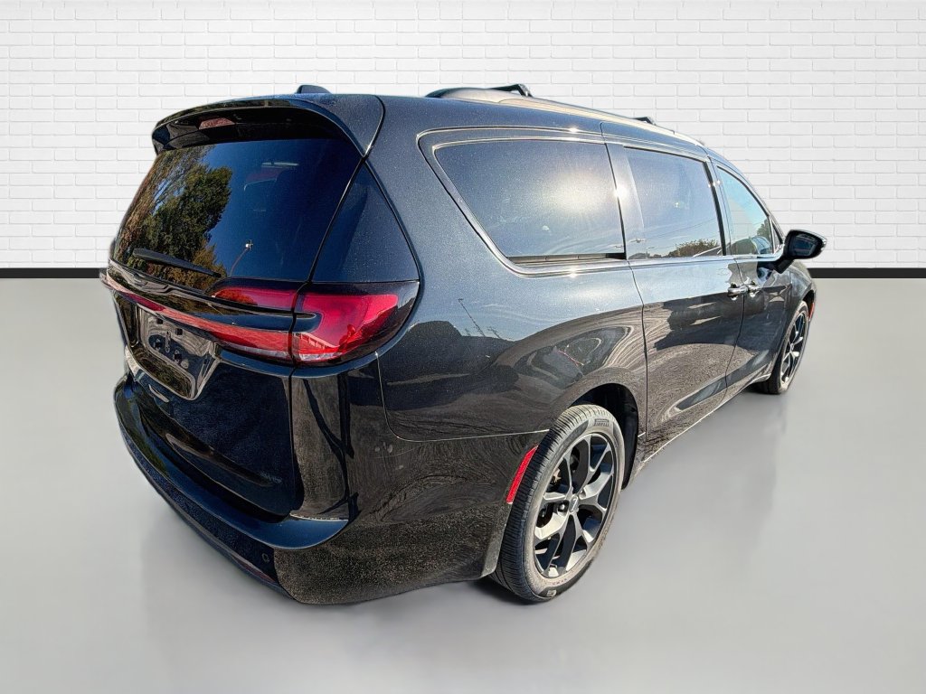 Used 2023 Chrysler Pacifica Touring-L w/ Uconnect Theater Family Group AWD/4WD image 8