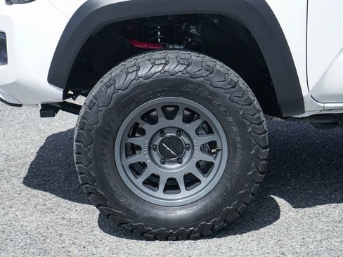 Used 2021 Toyota Tacoma TRD Off-Road w/ Technology Package AWD/4WD image 36