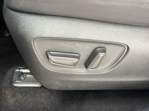 Used 2025 Toyota Highlander LE FWD image 15