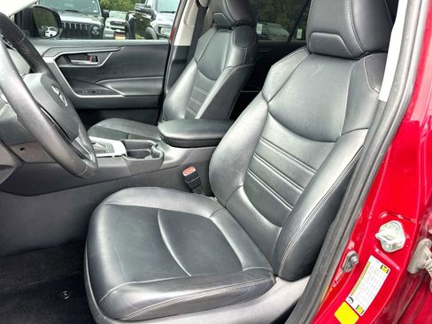 Used 2020 Toyota RAV4 XLE Premium FWD image 17