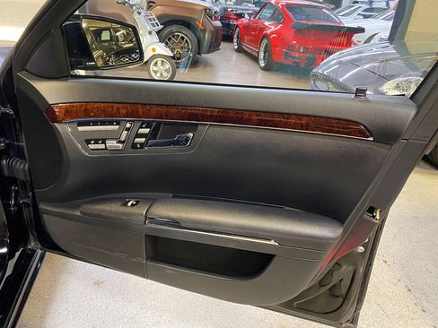Used 2010 Mercedes-Benz S 550 4MATIC image 31