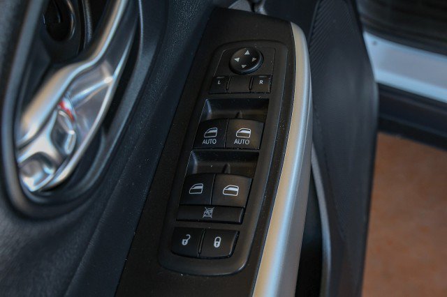 Used 2018 Jeep Cherokee Latitude Plus w/ Comfort/Convenience Group FWD image 25