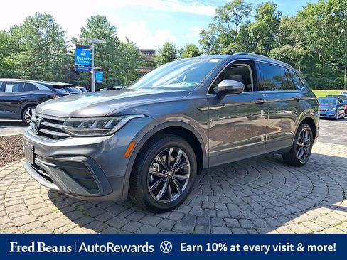 Certified 2023 Volkswagen Tiguan SE w/ Panoramic Sunroof Package AWD/4WD image 3