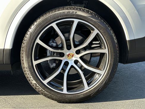Used 2023 Porsche Cayenne Platinum Edition image 8