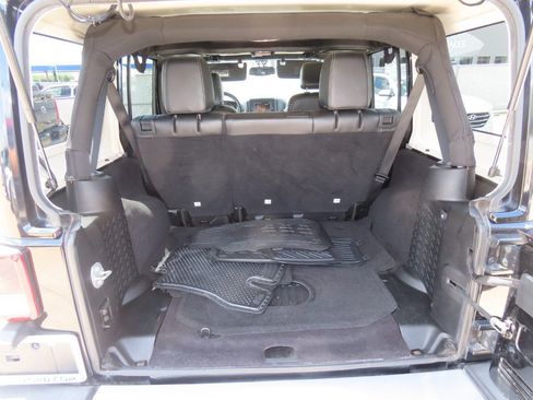 Used 2015 Jeep Wrangler Unlimited Sahara w/ Connectivity Group AWD/4WD image 14
