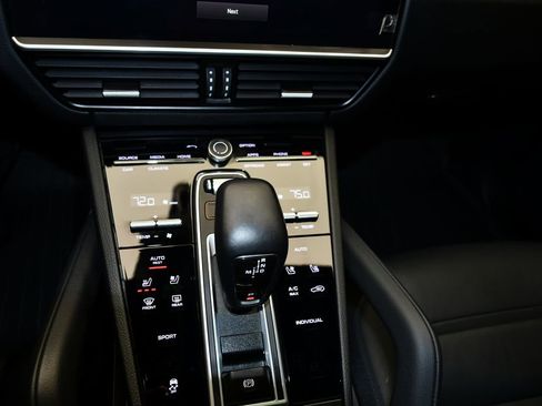 Certified 2023 Porsche Cayenne Platinum Edition AWD/4WD image 37