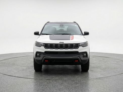 Used 2025 Jeep Compass Trailhawk image 2