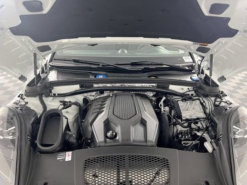 Certified 2026 Porsche Macan AWD/4WD image 32