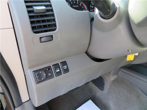 Used 2018 Nissan Frontier SV image 11