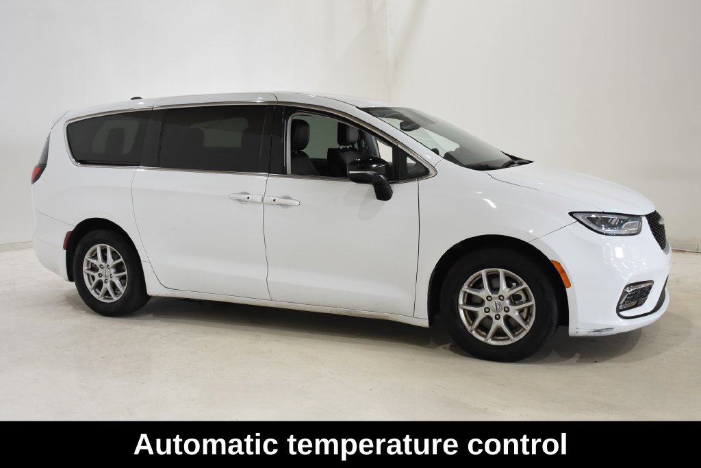 Used 2024 Chrysler Pacifica Touring-L FWD image 3