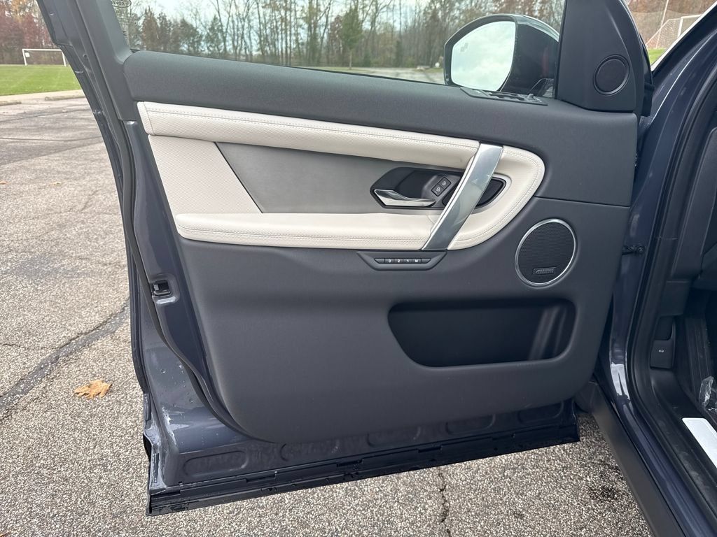 Used 2025 Land Rover Discovery Sport Dynamic SE AWD/4WD image 9