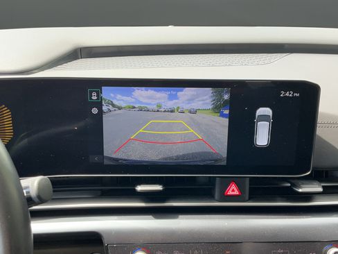 Used 2025 Kia Carnival FWD image 33