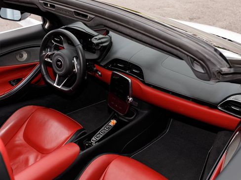 Used 2025 McLaren Artura Spider RWD image 58