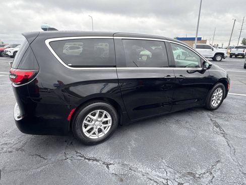 Used 2025 Chrysler Pacifica Select FWD image 4