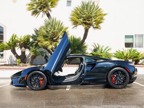 Used 2025 McLaren Artura image 29