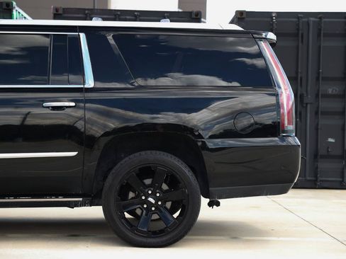 Used 2017 Cadillac Escalade ESV Platinum RWD image 28