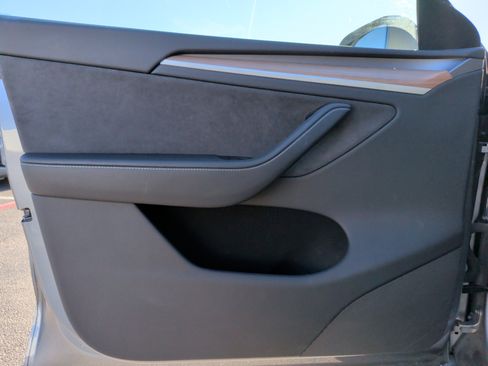 Used 2024 Tesla Model Y Long Range image 23