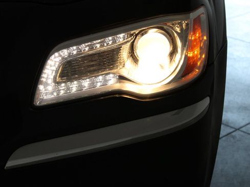 Used 2012 Chrysler 300 RWD image 44