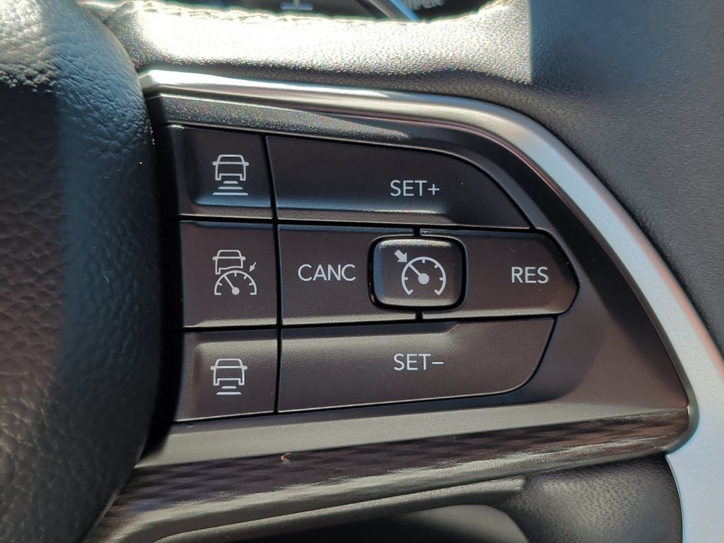 Used 2025 Jeep Grand Cherokee Altitude AWD/4WD image 13