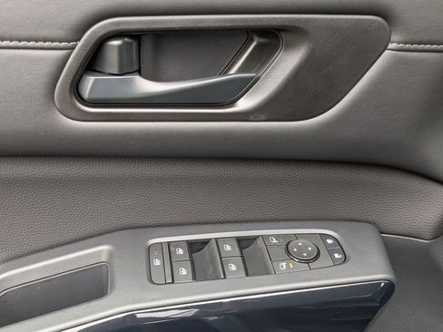 New 2025 Nissan Pathfinder S image 12