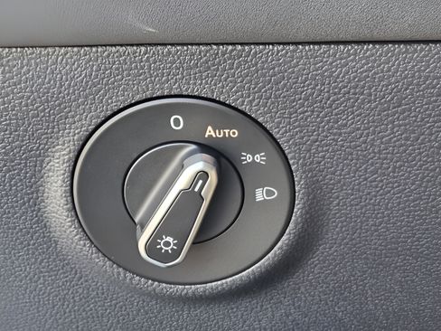 Certified 2025 Volkswagen Taos SE FWD image 14