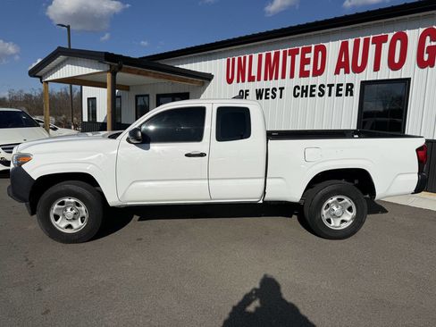 Used 2018 Toyota Tacoma SR image 12