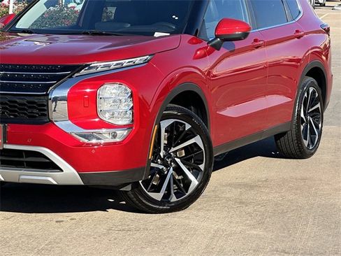 Used 2024 Mitsubishi Outlander SE image 3