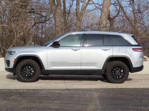 Certified 2024 Jeep Grand Cherokee Laredo X image 7