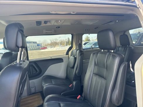 Used 2015 Chrysler Town & Country Touring-L w/ Driver Convenience Group image 7