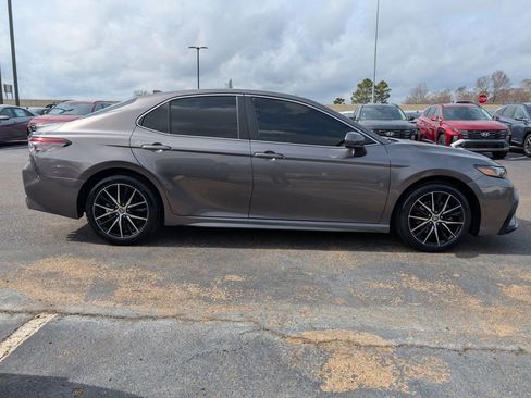 Used 2021 Toyota Camry SE image 4