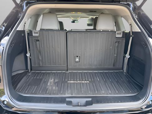 Used 2020 Toyota Highlander XLE image 31