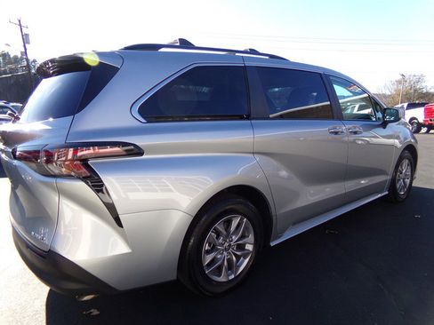 Used 2024 Toyota Sienna LE image 8