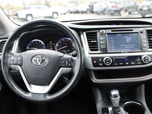 Used 2015 Toyota Highlander XLE image 11