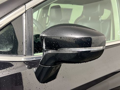 Used 2024 Chrysler Pacifica Touring-L image 12