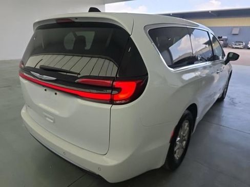 Used 2023 Chrysler Pacifica Touring-L FWD image 2