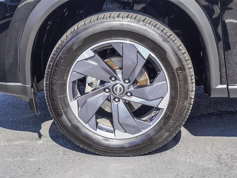 Used 2024 Nissan Rogue SV image 8